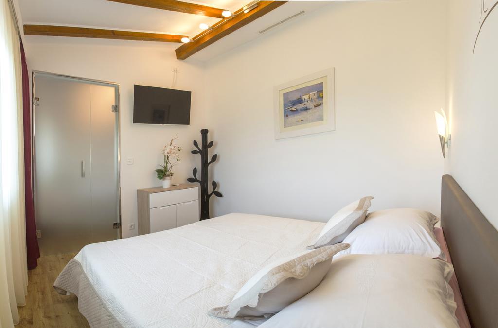 Cherry-Old Town Apartment Split